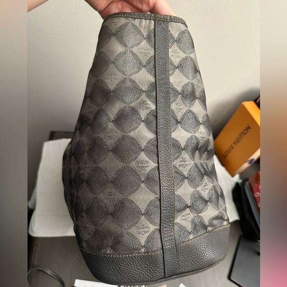 MCM DIAMOND PRINT GRAY TOTE/NYLON & LEATHER/ CLIP CLOSURE WITH MATCHING POUCH!! - Picture 8 of 16